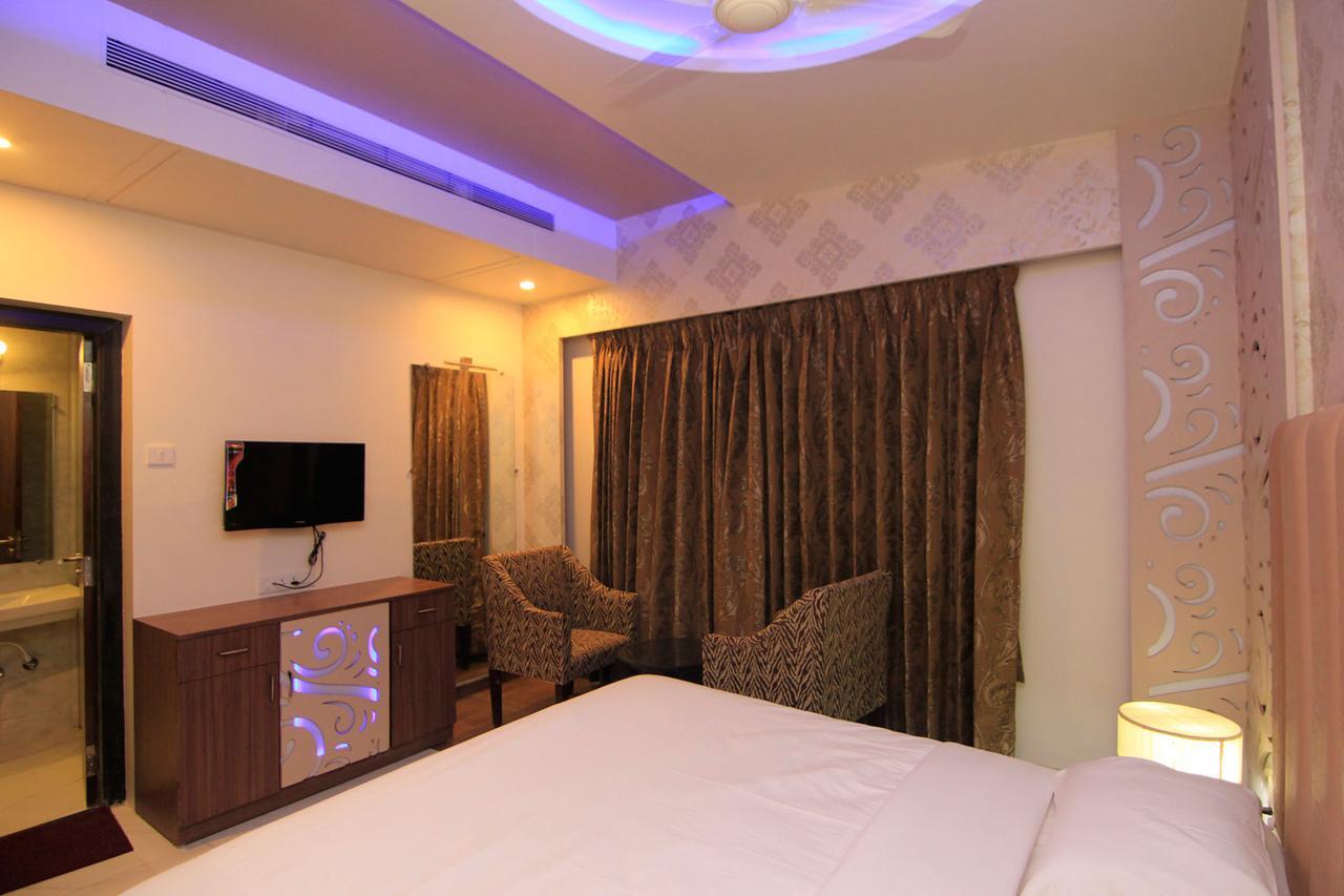 Hotel Sai Dharam Palace Shirdi Ngoại thất bức ảnh