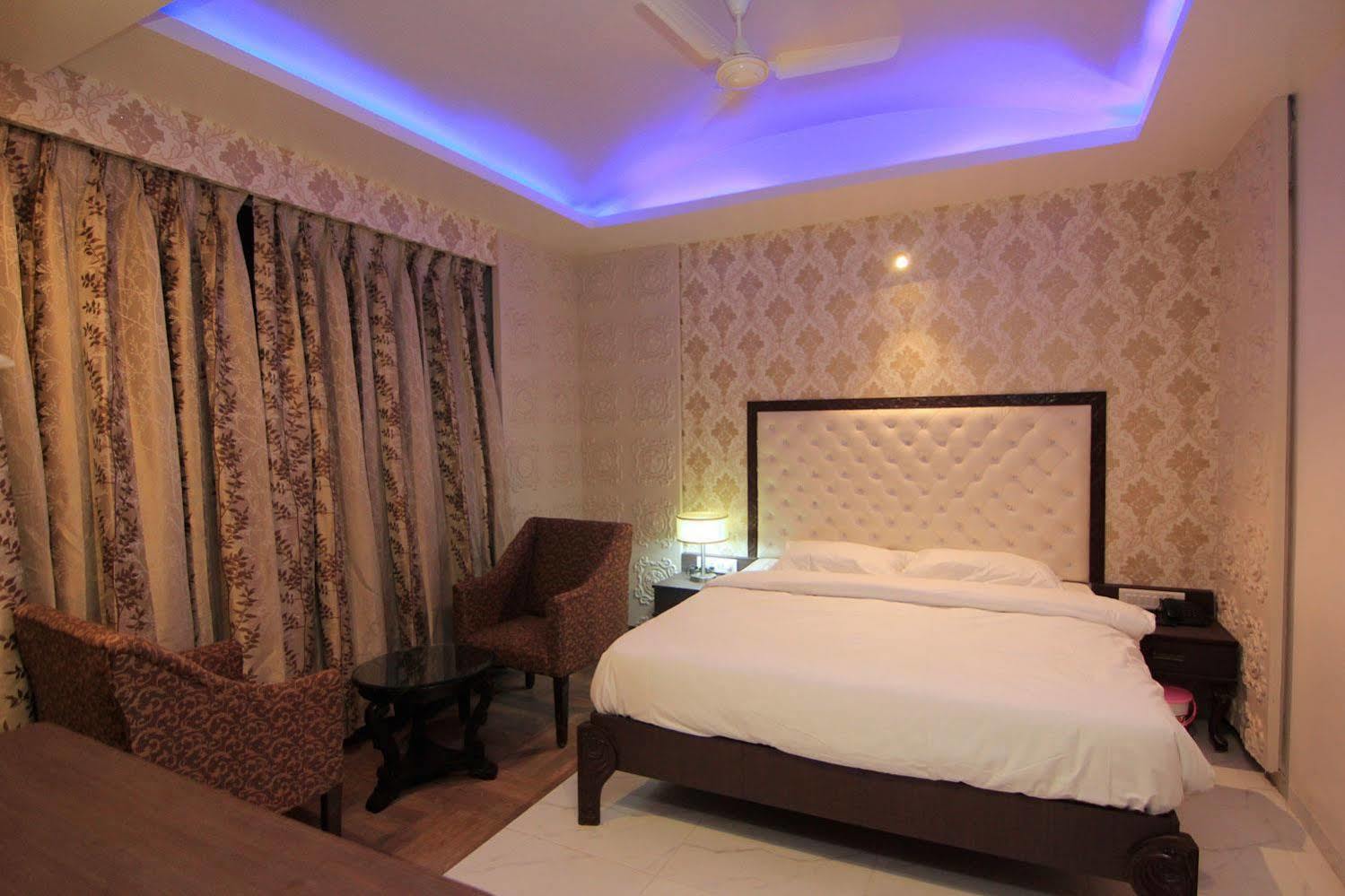 Hotel Sai Dharam Palace Shirdi Ngoại thất bức ảnh